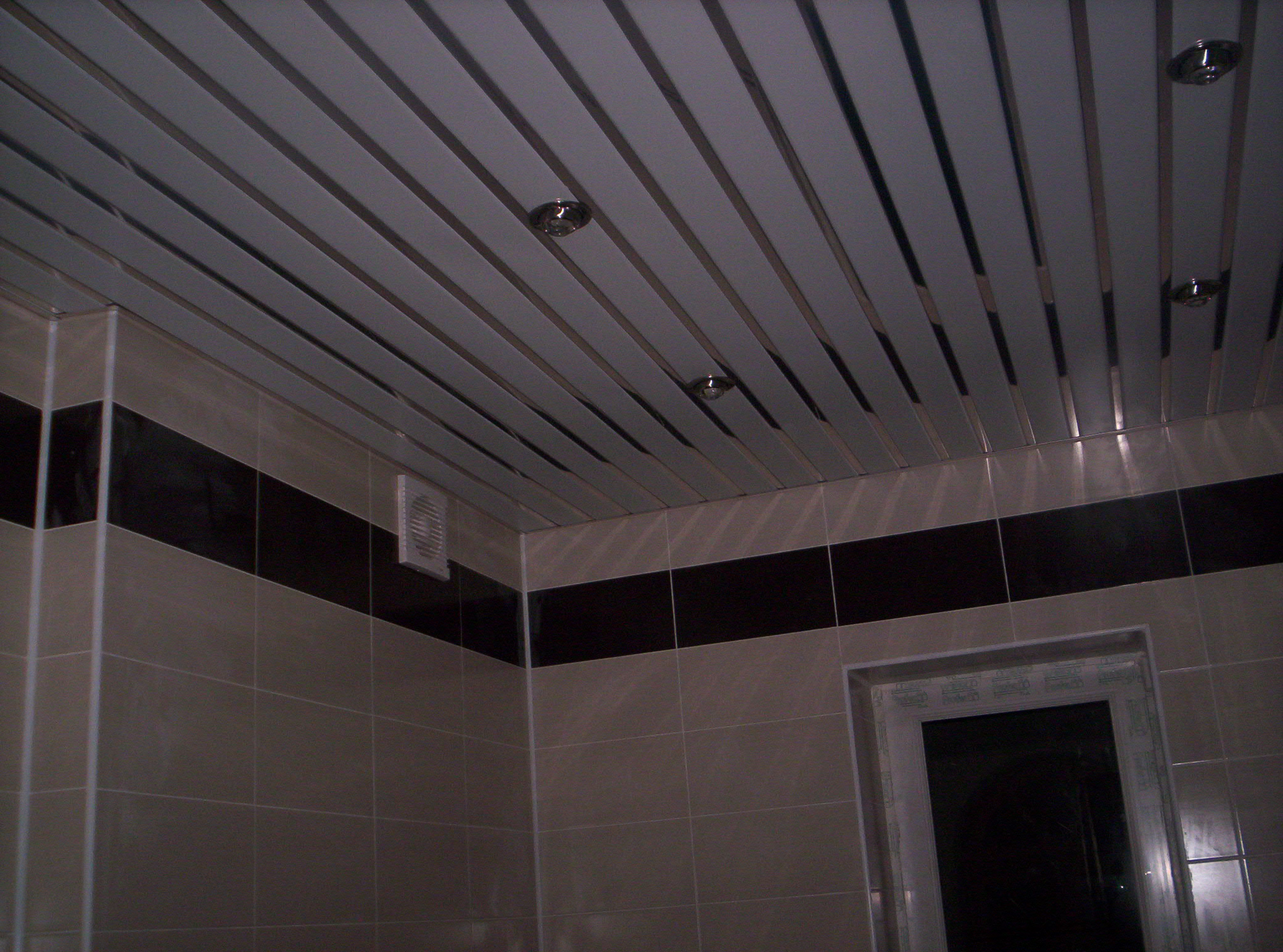 Потолок в ванной из пластиковых панелей фото в ванной