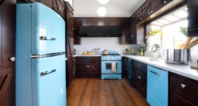 Фото интерьера кухни с холодильником