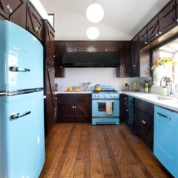 Фото интерьера кухни с холодильником